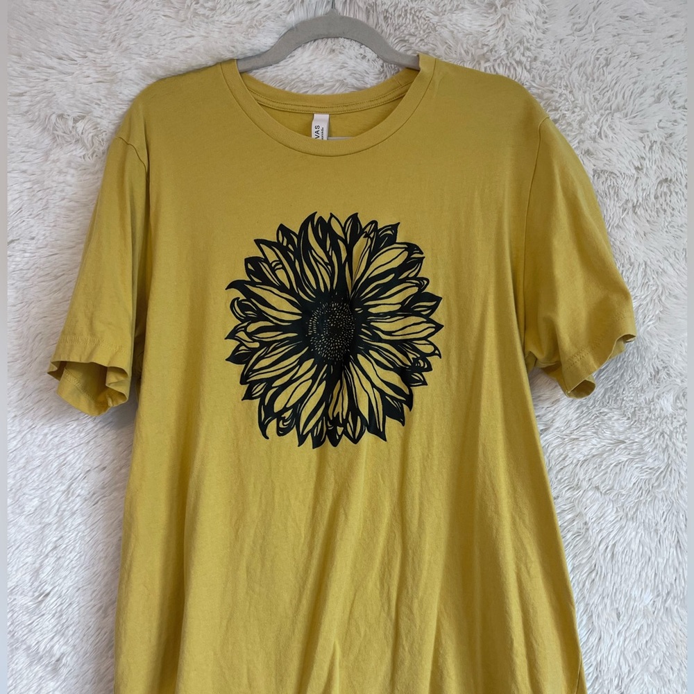 Sunflower graphic T-shirt. Bella canvas. XL. Mustard yellow.